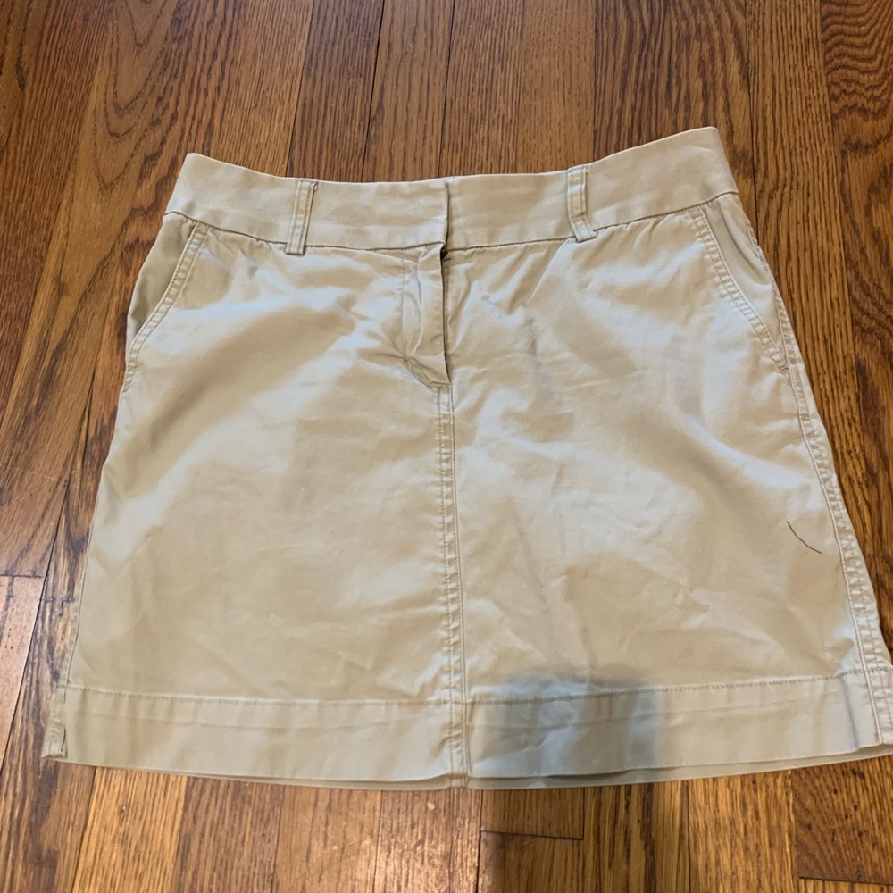 Vineyard Vines khaki skirt in a size 6.